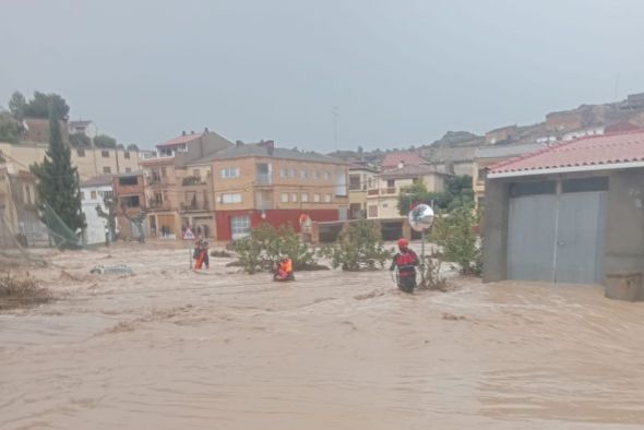 Los bomberos rescatan a dos personas atrapadas dentro de un coche tras una tormenta en Mazaleón