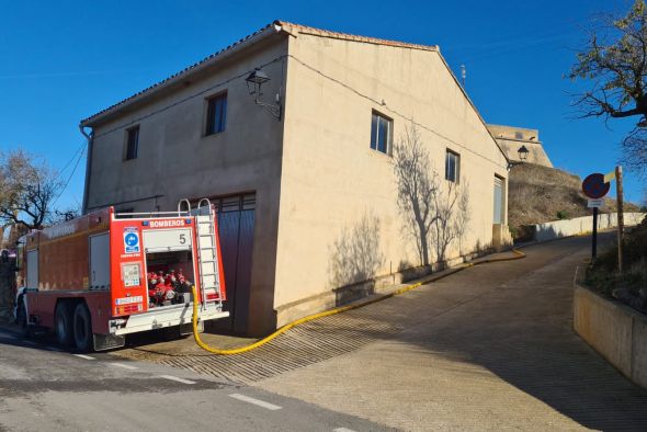 Bomberos de  La Diputación de Teruel están llevando agua al municipio de Lledó