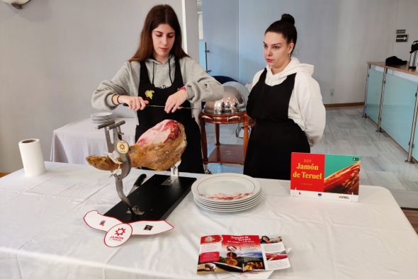 El CRDOP Jamón de Teruel colaborará en la formación del alumnado de la Escuela de Hostelería