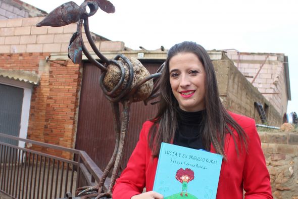 Rebeca Ferruz Roldán, maestra de pueblo y autora de 'Lucía y su orgullo rural': En la universidad deberían enseñarte a planificar las clases de un aula internivelar