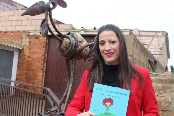 Rebeca Ferruz Roldán, maestra de pueblo y autora de 'Lucía y su orgullo rural': En la universidad deberían enseñarte a planificar las clases de un aula internivelar