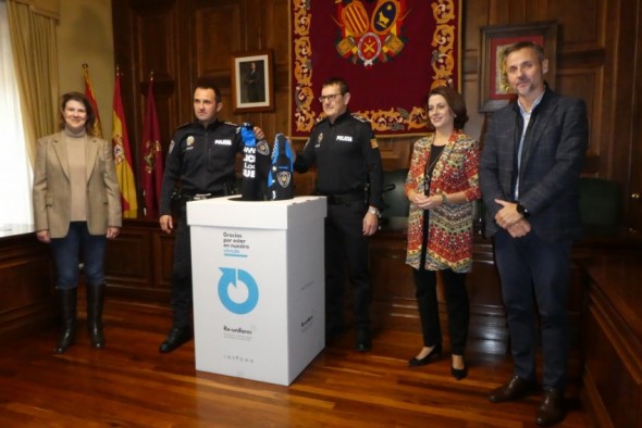 La Policía Local reduce CO2 con el uso de uniformes reciclables y reciclados