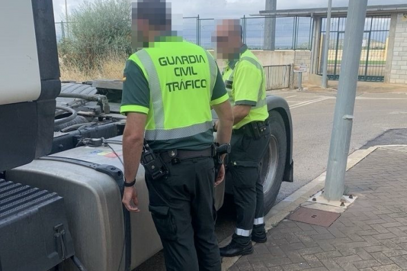 La Guardia Civil de Tráfico intercepta en Aguaviva a un camionero conduciendo un vehículo con el tacógrafo manipulado