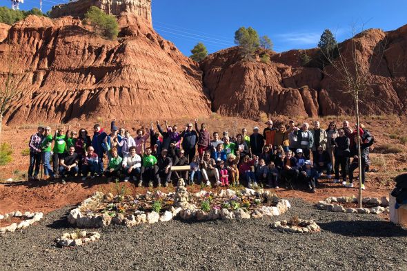 La asociación Acacia planta 120 nuevos árboles en el Parque de las Arcillas de Teruel