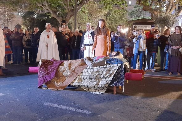 La escena del beso de Las Bodas, la más fotografiada en la Cabalgata del Patrimonio en Valencia