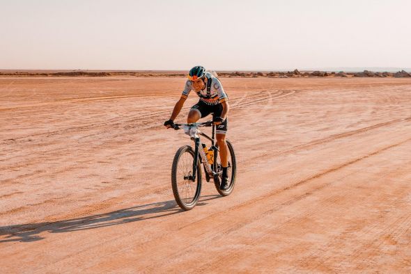 Sensaciones positivas para Roberto Bou en la etapa inicial de la Titan Desert Arabia