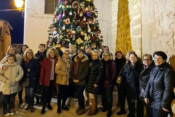 El taller de lanoterapia que se desarrolla en Ariño decora un gran árbol de Navidad