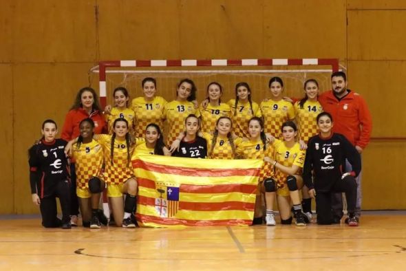 Una jugadora del Balonmano Mora, en el equipo aragonés