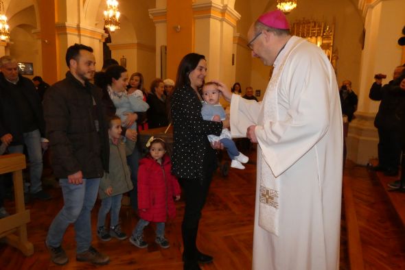 Los turolenses cumplen con la tradición de la Candelaria y llevan a bendecir a sus bebés