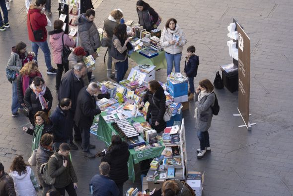 Los colegios de Teruel montan un mercadillo con libros de segunda mano en el Torico y logran 6.500 euros para la AECC