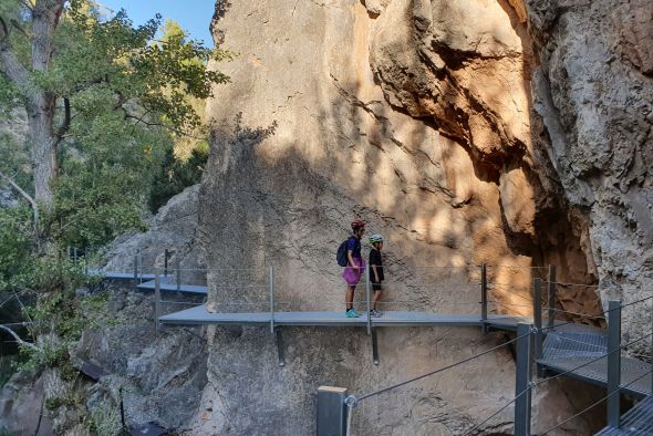 La antigua presa del Escuriza ya es visitable con las pasarelas instaladas en el congosto