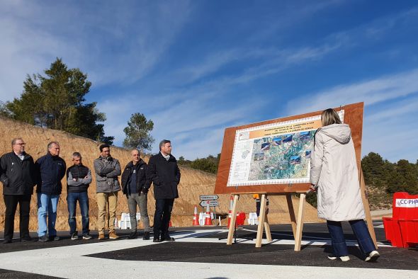 Soro inaugura el tramo de carretera que une Torrevelilla y La Cañada de Verich