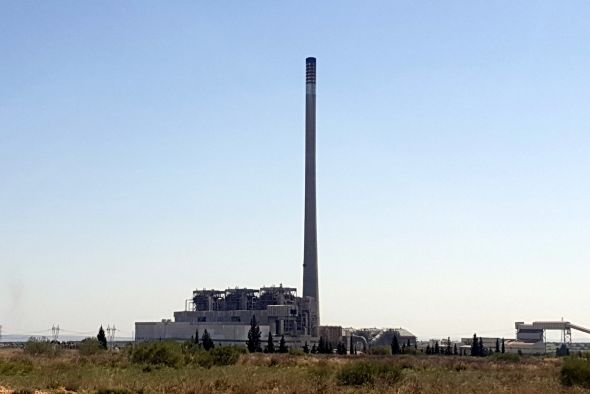 Teruel Existe cree que el derribo de la chimenea de la térmica es un atentado contra el patrimonio industrial