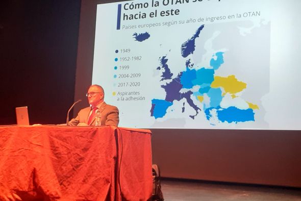 El teniente general Gan Pampols explica en Alcañiz los efectos geopolíticos derivados de la guerra de Ucrania