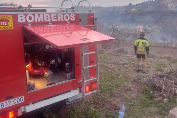 Un incendio obliga a desalojar viviendas en el paraje de Castiel, entre Calanda y Mas de las Matas