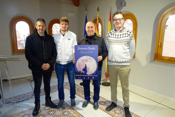 Una fotografía de un cofrade y la luna al fondo anunciará la Semana Santa de Alcorisa