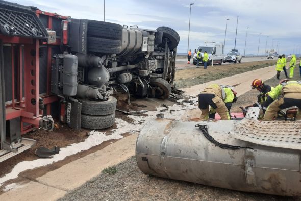 Un camión vuelca en la A-23 a la altura de la salida de Monreal del Campo sin consecuencias graves para su conductor