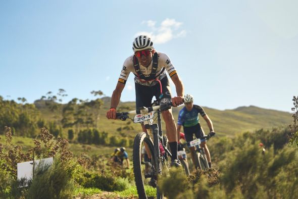 El viento causa estragos en  el arranque de la Cape Epic