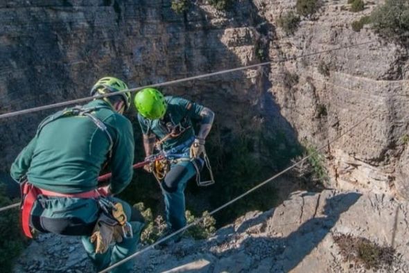La Guardia Civil recupera un proyectil de la Guerra Civil en una sima de 20 metros en Manzanera