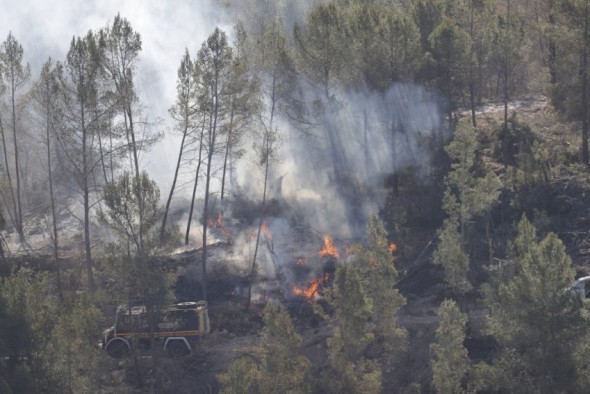 Efectivos de Castiilla-La Mancha y Aragón unen fuerzas para consolidar el perímetro del flanco aragonés del incendio en San Agustín