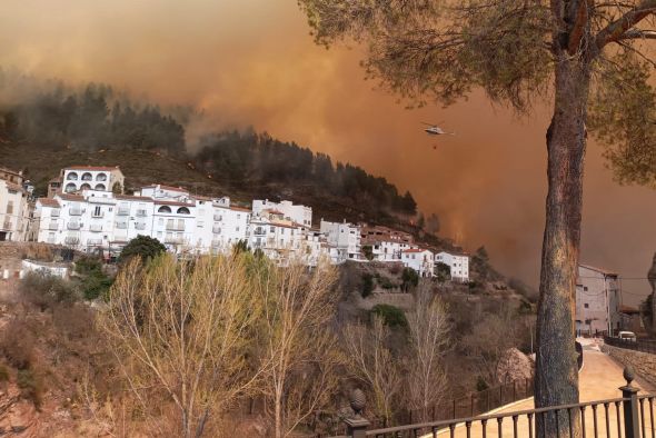 El perímetro del incendio alcanza los 50 kilómetros y ya hay 4.300 hectáreas afectadas por el voraz fuego