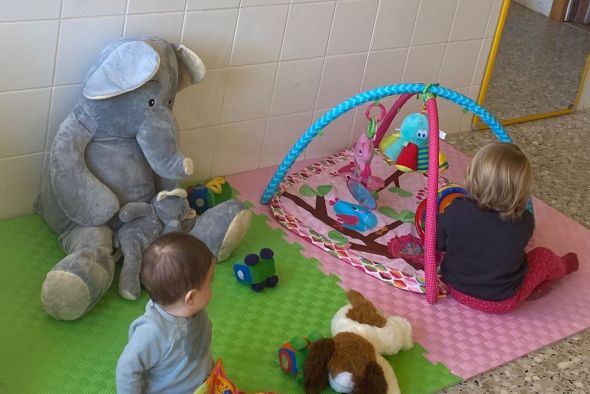 Terriente atiende a dos niños en el segundo espacio de conciliación de la comarca