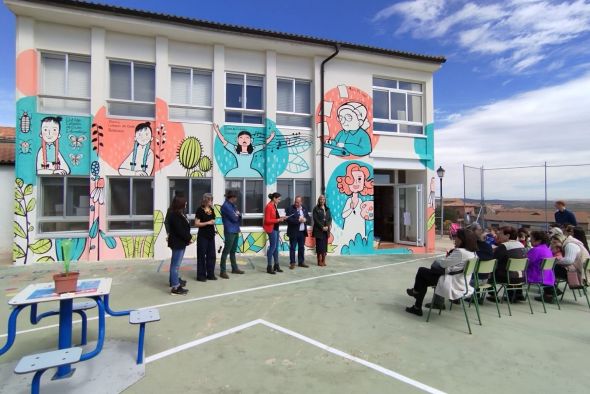 Camañas decora su colegio con varias imágenes de seis mujeres pioneras aragonesas