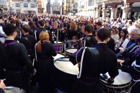 Una plaza del Torico a rebosar de tambores y personas retumba con el Romper la Hora