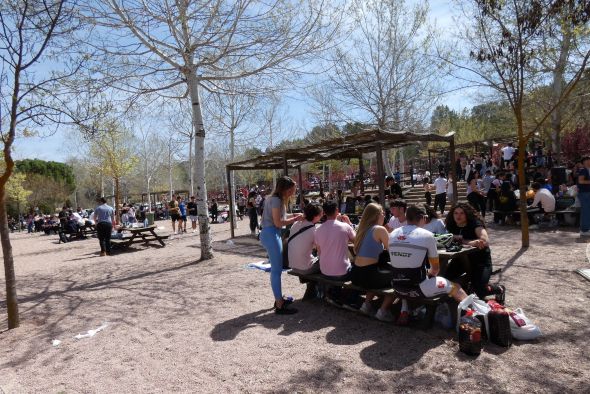 La Fuente Cerrada se llena de risas y alegría para comer la rosca del Sermón de las Tortillas