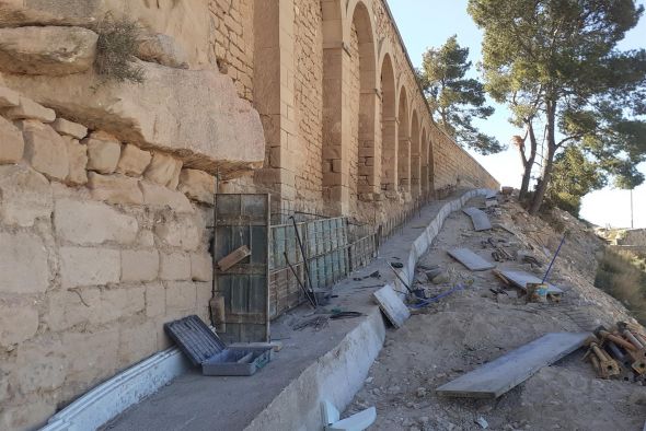 Las obras de estabilización del cerro Pui Pinos de Alcañiz avanzan tras la instalación de 37 pilotes de compactación