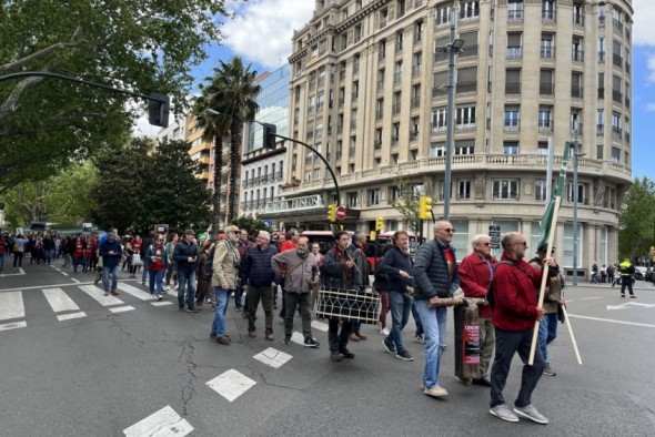 Cencerros, dulzainas y tambores ensordecen la capital aragonesa contra las talas masivas en los Montes Universales