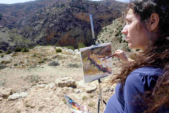 Eva Cabrera, becaria de Pintura de Paisaje en Albarracín: Al pintar al natural captas colores y sensaciones y toda esa riqueza se transmite al cuadro