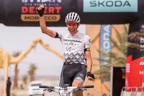 Roberto Bou roza la gloria tras lograr un triunfo histórico dedicado al cielo en la Titan Desert