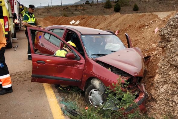 Los bomberos de la DPT excarcelan a un herido en accidente de tráfico cerca de Villastar