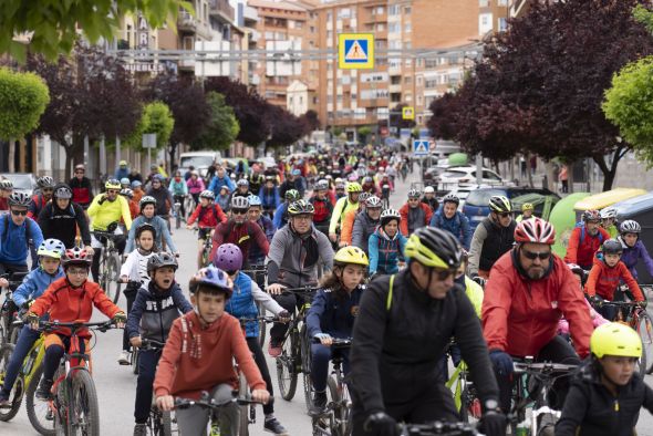 Una marea ciclista vuelve a tomar las principales calles  de la capital turolense