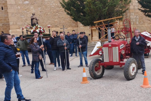 Celadas recupera su pasado agrícola con  la exposición de tractores y aperos clásicos