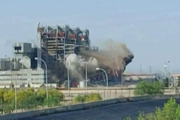 Endesa culmina la voladura de las estructuras metálicas que sujetaban los precalentadores de la Central Térmica de Andorra