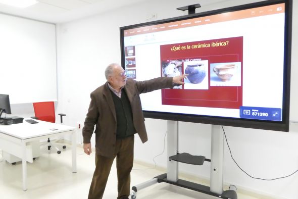 Francisco Burillo, catedrático que participó en el ciclo de conferencias Cerámica y Arcilla: La cerámica ibérica se decantaba y tenía una calidad que no se dio en la Edad Media