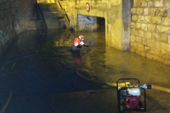 Los bomberos terminan de madrugada el achique del agua bajo los puentes del ferrocarril tras la tormenta del sábado en Teruel