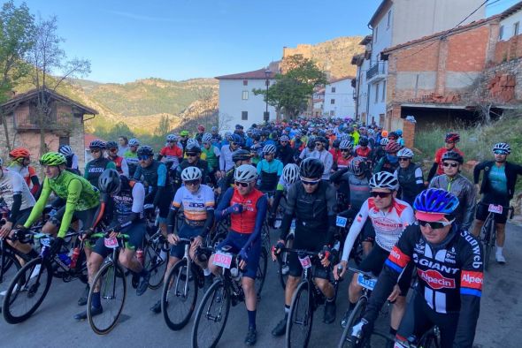 Carlos Bruguera y Andrea Esteban se coronan en la Cicloturista de Gúdar-Javalambre