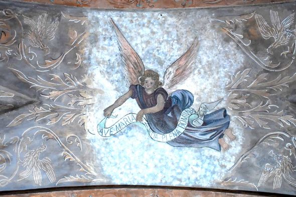 Un ángel ilumina el interior de la ermita de Monteagudo  tras la restauración