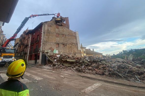 Los bomberos de la DPT sanean el último piso del edificio colindante al que ha colapsado