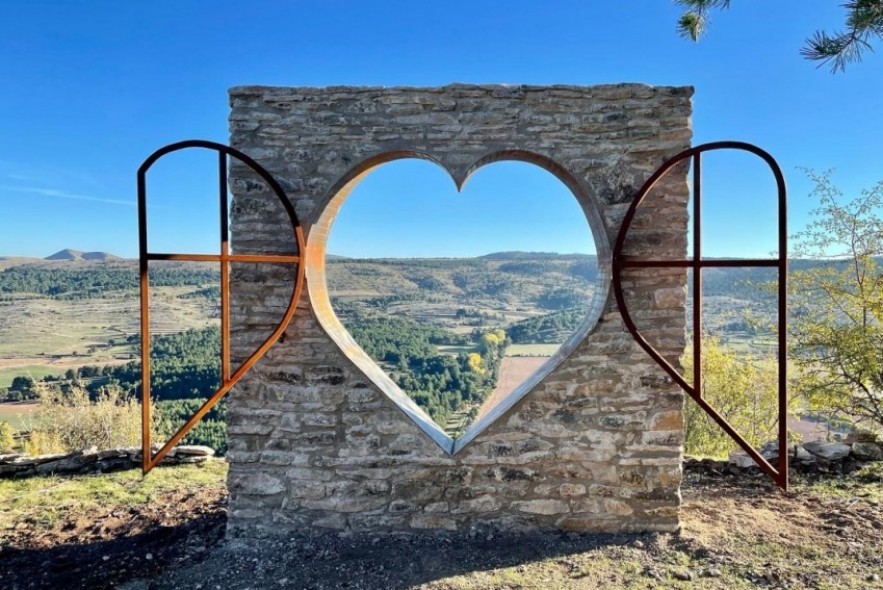 Gene Martín diseña dos esculturas que invitan a mirar el paisaje con el corazón