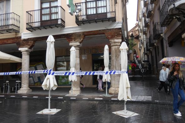 El desprendimiento de una moldura de un balcón obliga a acordonar una esquina de la Plaza del Torico