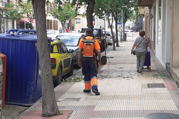 Quince operarios municipales limpian las calles de Alcañiz tras la tormenta de granizo