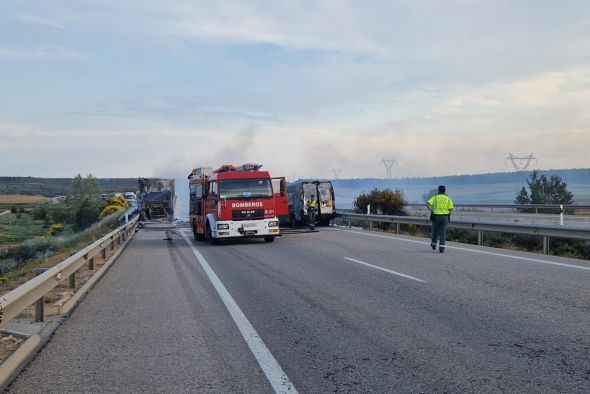 Un herido grave en una colisión entre un camión y una furgoneta en la A-23, cortada en sentido Zaragoza