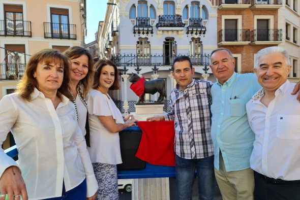 Los turolenses se hacen una foto solidaria con el Torico a beneficio de la Asociación contra el Cáncer