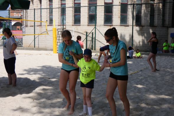 Diversión e integración en la jornada de voley playa inclusivo para los usuarios de la asociación Anudi