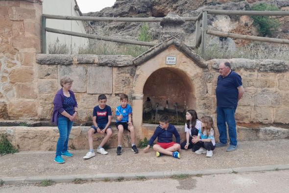 Los escolares de Berge reciben un premio por difundir su Fuente Vieja