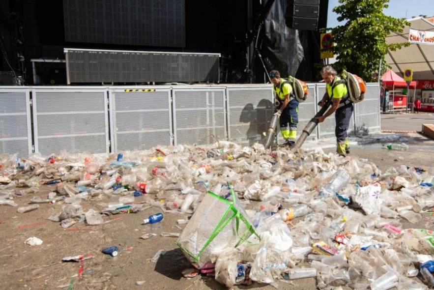 Un dispositivo especial de 40 operarios trabaja  en la limpieza durante la Vaquilla